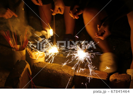 夏の夜に手持ち花火を楽しむ子供たち 67845464