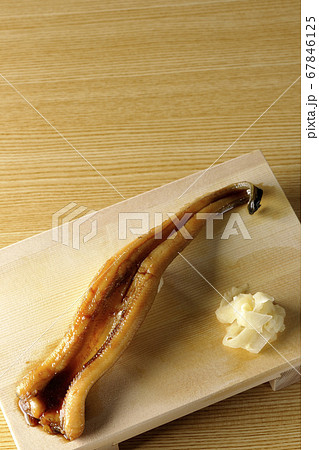 寿司下駄の上の穴子一本握り 寿司下駄の上の穴子一本握り 67846125