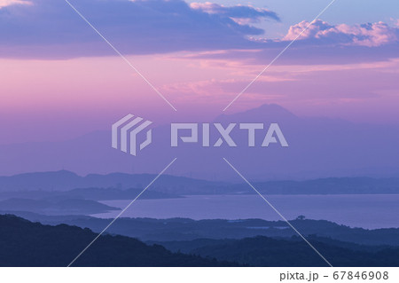 朝の大山 67846908