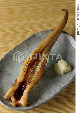 お皿の上に盛り付けられた炙り煮穴子の一本握り お皿の上に盛り付けられた炙り煮穴子の一本握り 67847081