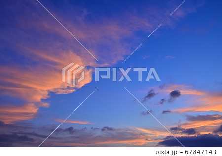 赤く染まるホウキ雲と青い空の写真素材 67847143 Pixta