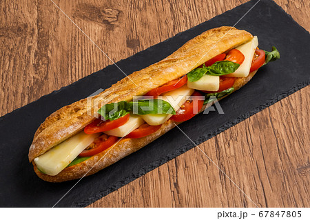 野菜たっぷりサンドウィッチ　 sandwich with plenty of vegetables  67847805
