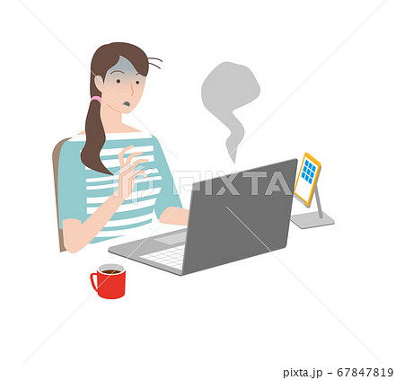 テレワーク、パソコンがフリーズして青ざめる女性 67847819