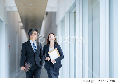 ビジネスマン 働く女性 ビジネスマン 働く女性 67847996