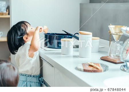 白いキッチンで女の子が鍋からつまみ食いをしている kitchen girl eat 白いキッチンで女の子が鍋からつまみ食いをしている kitchen girl eat 67848044
