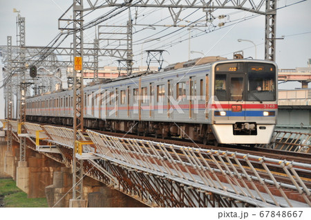 京成本線、京成関屋・堀切菖蒲園駅間を走る特急列車(3700形) 京成本線、京成関屋・堀切菖蒲園駅間を走る特急列車(3700形) 67848667