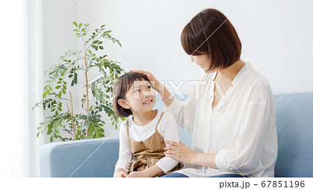 笑顔の家族 67851196