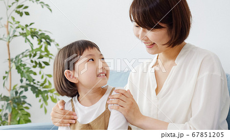 笑顔の家族 67851205