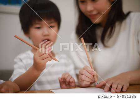 えんぴつの持ち方の練習をする親子 えんぴつの持ち方の練習をする親子 67851238