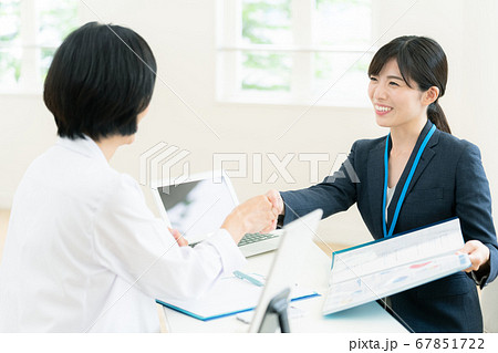 医師に営業するMR女性 67851722