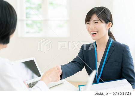 医師に営業するMR女性 67851723