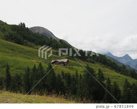 モンブランの山並み 67851849