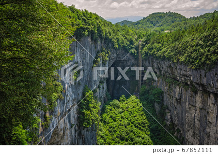 Lift in the Wulong National Park landscape 67852111