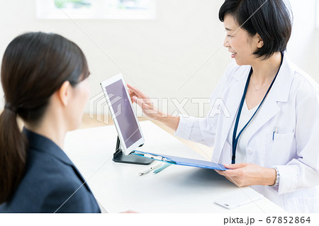 医師と面談するビジネスウーマン 67852864