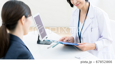 医師と面談するビジネスウーマン 67852866