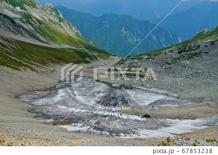 立山の内蔵助カールの残雪 67853238