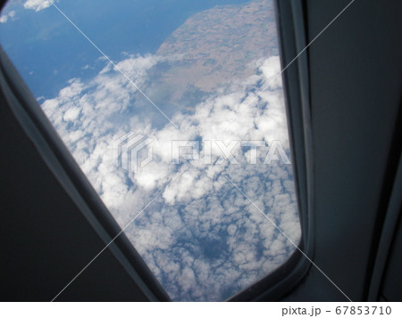 飛行機の窓からの写真素材