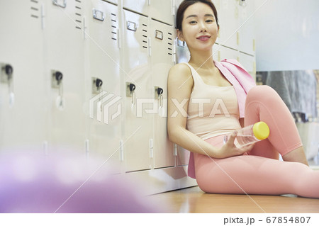 休憩 休み ロッカールーム 67854807