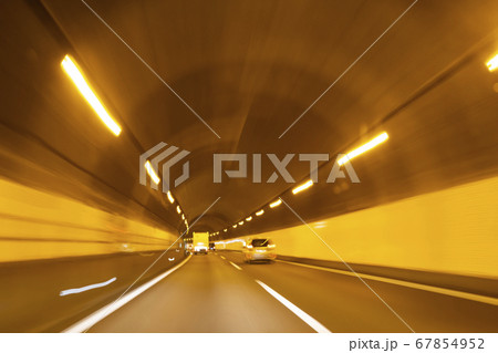 北陸自動車道 米山トンネル(高速道路)のトンネル走行 北陸自動車道 米山トンネル(高速道路)のトンネル走行 67854952