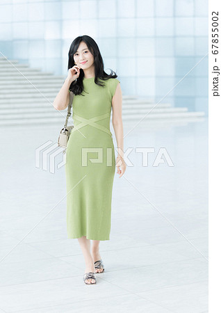 ワンピース姿のビジネスウーマン の写真素材
