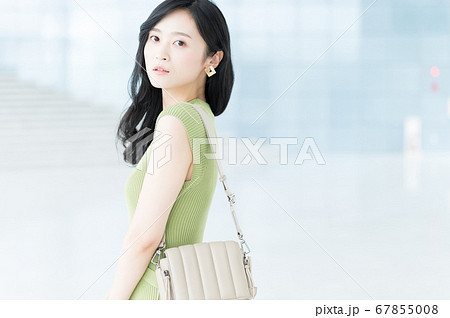 ワンピース姿のビジネスウーマン の写真素材