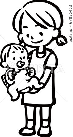 赤ちゃんを抱っこする女の子 67855453
