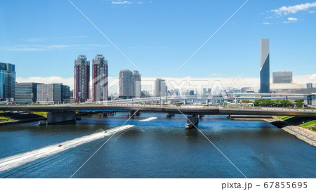 運河を走り抜けるジェットスキー　新交通ゆりかもめ線からの車窓風景 67855695