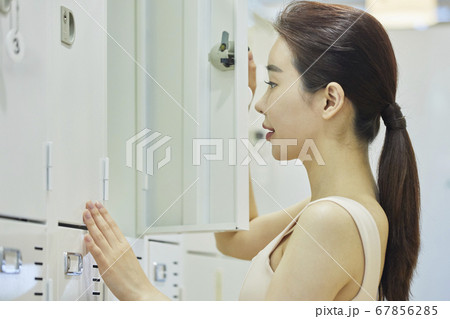 ロッカールーム スポーツ 女性 67856285