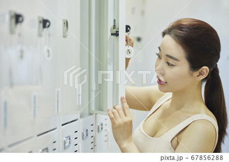 ロッカールーム スポーツ 女性 67856288