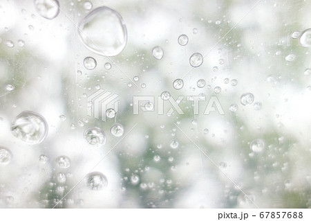 雨降り　しずく　水滴 67857688