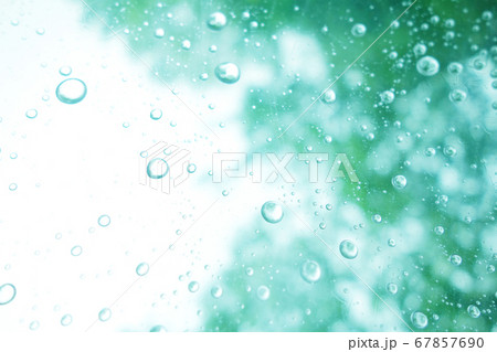 雨降り　しずく　水滴 67857690