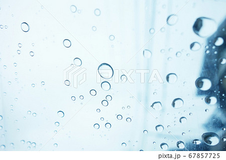 雨降り しずく 水滴 雨降り しずく 水滴 67857725