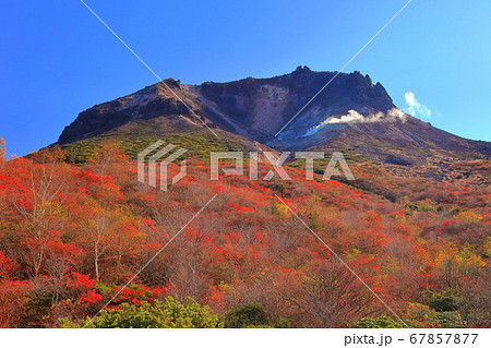 【栃木県】晴天下の茶臼岳紅葉 67857877
