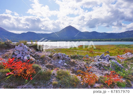 青森県　霊場恐山　紅葉と宇曽利湖（極楽浜）　 67857970