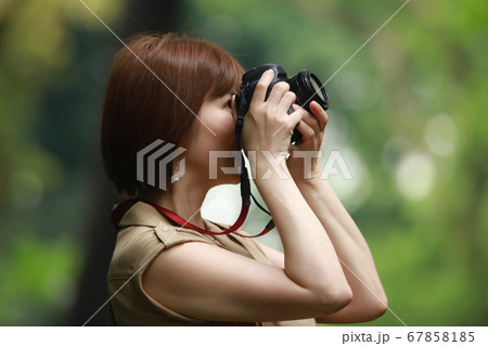 写真を撮る女性 67858185