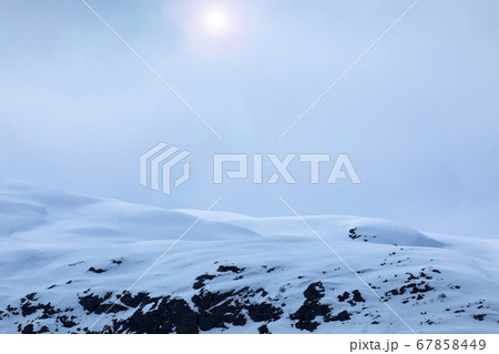 雪の山 雪山 ゆきやま 67858449