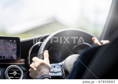 自家用車を運転する青年 67859683