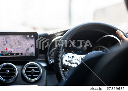 自家用車を運転する青年 67859685