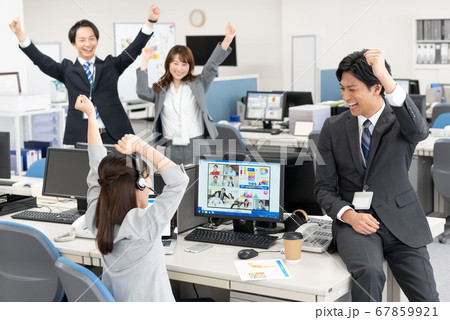 海外とweb会議　新しい契約が取れて万歳をする会社員4人 67859921