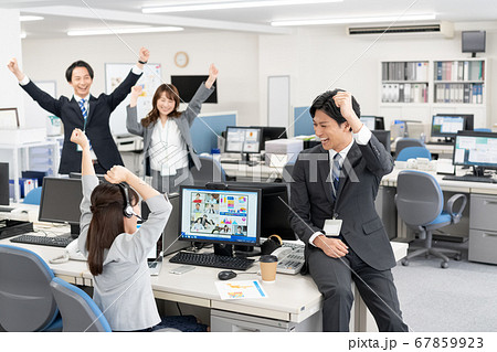 海外とweb会議　新しい契約が取れて万歳をする会社員4人 67859923