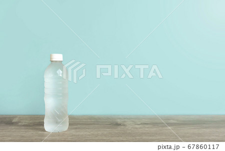 テーブルの上のペットボトルの水 テーブルの上のペットボトルの水 67860117
