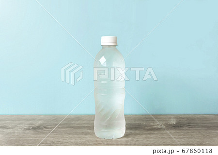 テーブルの上のペットボトルの水	 67860118