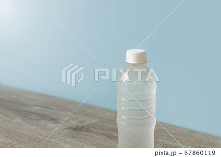 テーブルの上のペットボトルの水	 67860119