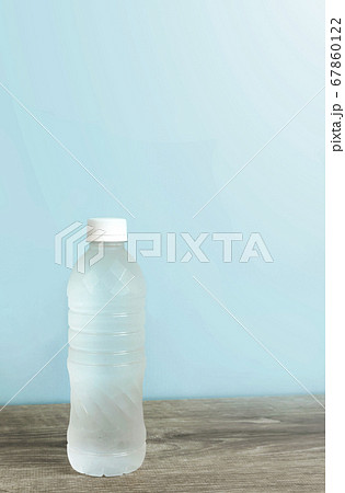 テーブルの上のペットボトルの水 テーブルの上のペットボトルの水 67860122