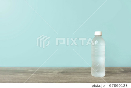 テーブルの上のペットボトルの水	 67860123