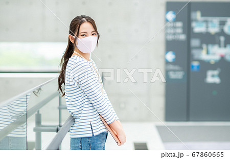 オフィスでマスクをするエンジニア 67860665