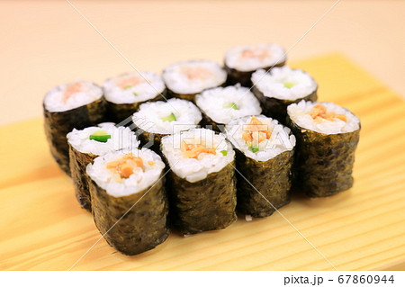 おいしい海苔巻（かっぱ巻き、ねぎとろ巻き、納豆巻き） 67860944