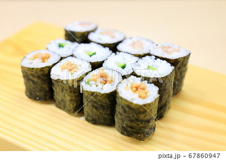 おいしい海苔巻（かっぱ巻き、ねぎとろ巻き、納豆巻き） 67860947