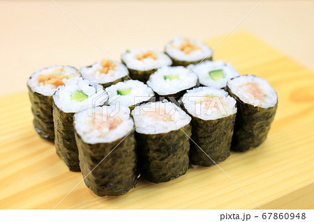 おいしい海苔巻(かっぱ巻き、ねぎとろ巻き、納豆巻き) おいしい海苔巻(かっぱ巻き、ねぎとろ巻き、納豆巻き) 67860948