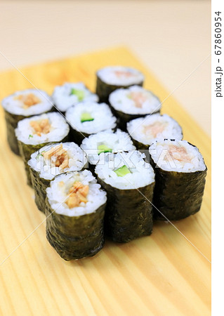 おいしい海苔巻（かっぱ巻き、ねぎとろ巻き、納豆巻き） 67860954